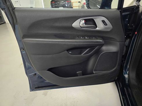 Used 2022 Chrysler Pacifica Touring-L w/ S Appearance Package FWD image 18