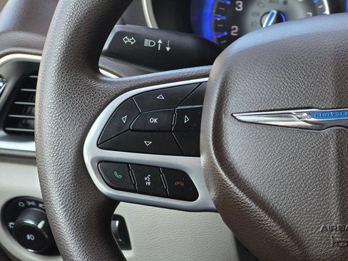 Used 2020 Chrysler Pacifica Touring FWD image 19
