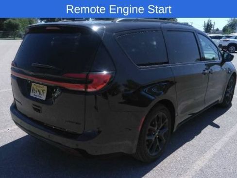 Used 2025 Chrysler Pacifica Limited FWD image 5