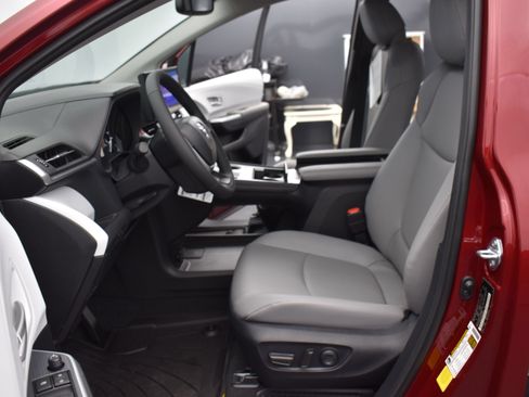 Used 2026 Toyota Sienna XLE FWD image 23