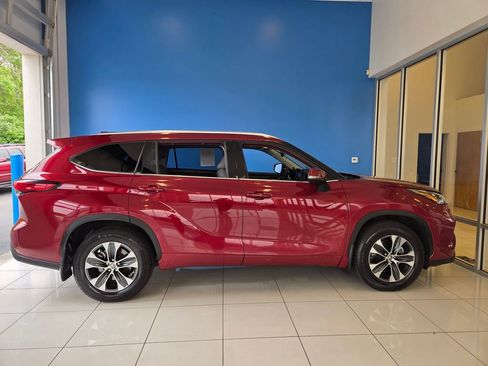 Used 2020 Toyota Highlander XLE AWD/4WD image 5