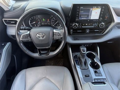 Used 2021 Toyota Highlander Limited image 11