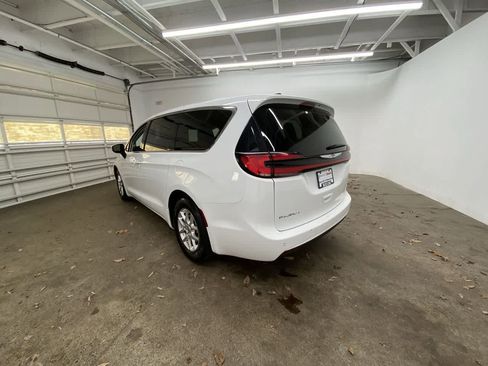 Used 2023 Chrysler Pacifica Touring-L FWD image 4