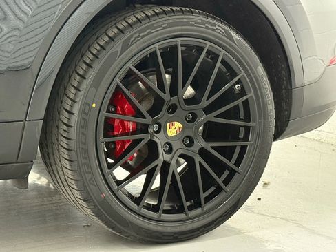 Used 2022 Porsche Cayenne Platinum Edition image 50