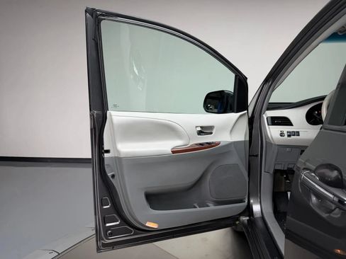 Used 2014 Toyota Sienna XLE FWD image 21