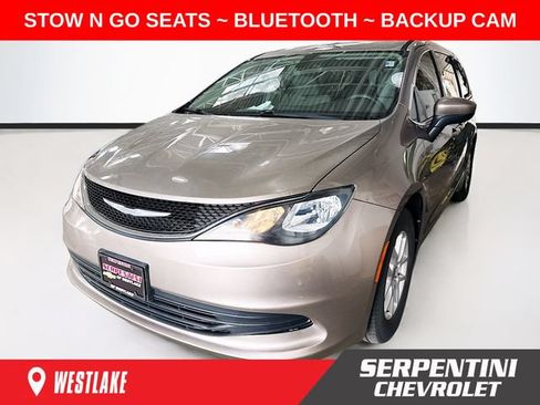 Used 2017 Chrysler Pacifica LX FWD image 1