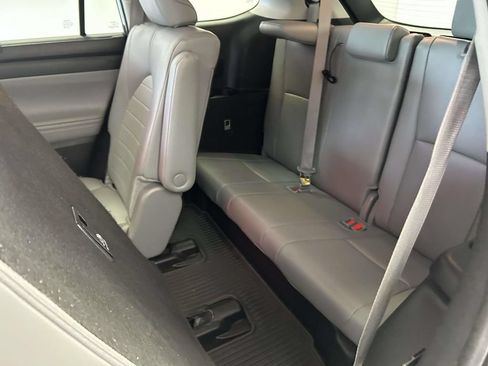 Used 2024 Toyota Highlander XLE FWD image 15