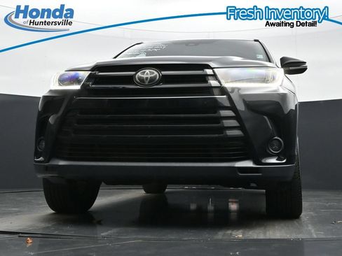 Used 2019 Toyota Highlander SE w/ Nightshade Edition AWD/4WD image 35