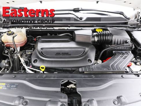 Used 2022 Chrysler Voyager LX image 7