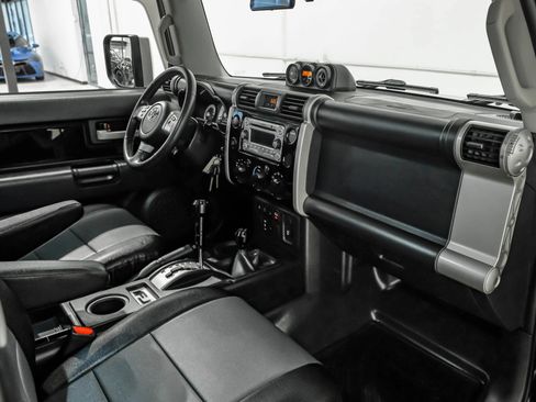 Used 2013 Toyota FJ Cruiser 4WD w/ Upgrade Pkg image 17