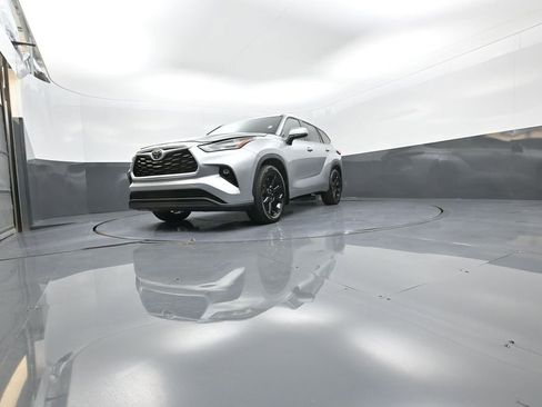 Certified 2023 Toyota Highlander LE image 33