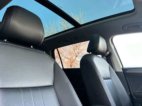 Used 2022 Volkswagen Tiguan SE w/ Panoramic Sunroof Package image 18