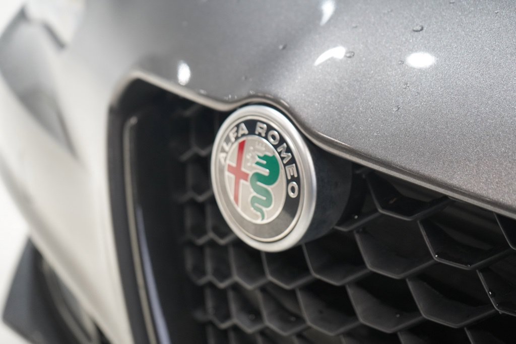 Used 2023 Alfa Romeo Giulia Veloce AWD/4WD image 9