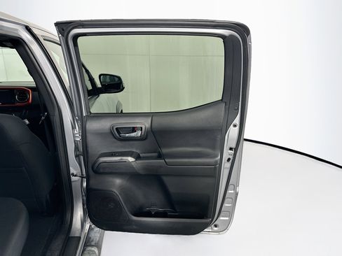 Used 2016 Toyota Tacoma TRD Off-Road image 28