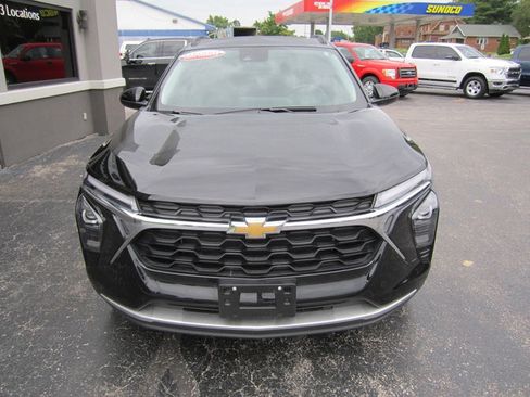 Used 2025 Chevrolet Trax LT w/ Sunroof Package FWD image 24