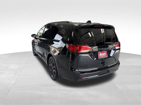 Used 2020 Chrysler Pacifica Limited w/ Quick Order Package 27H Red S FWD image 3