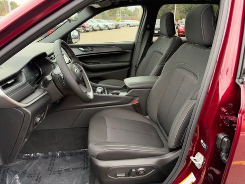 New 2025 Jeep Grand Cherokee Laredo X image 9