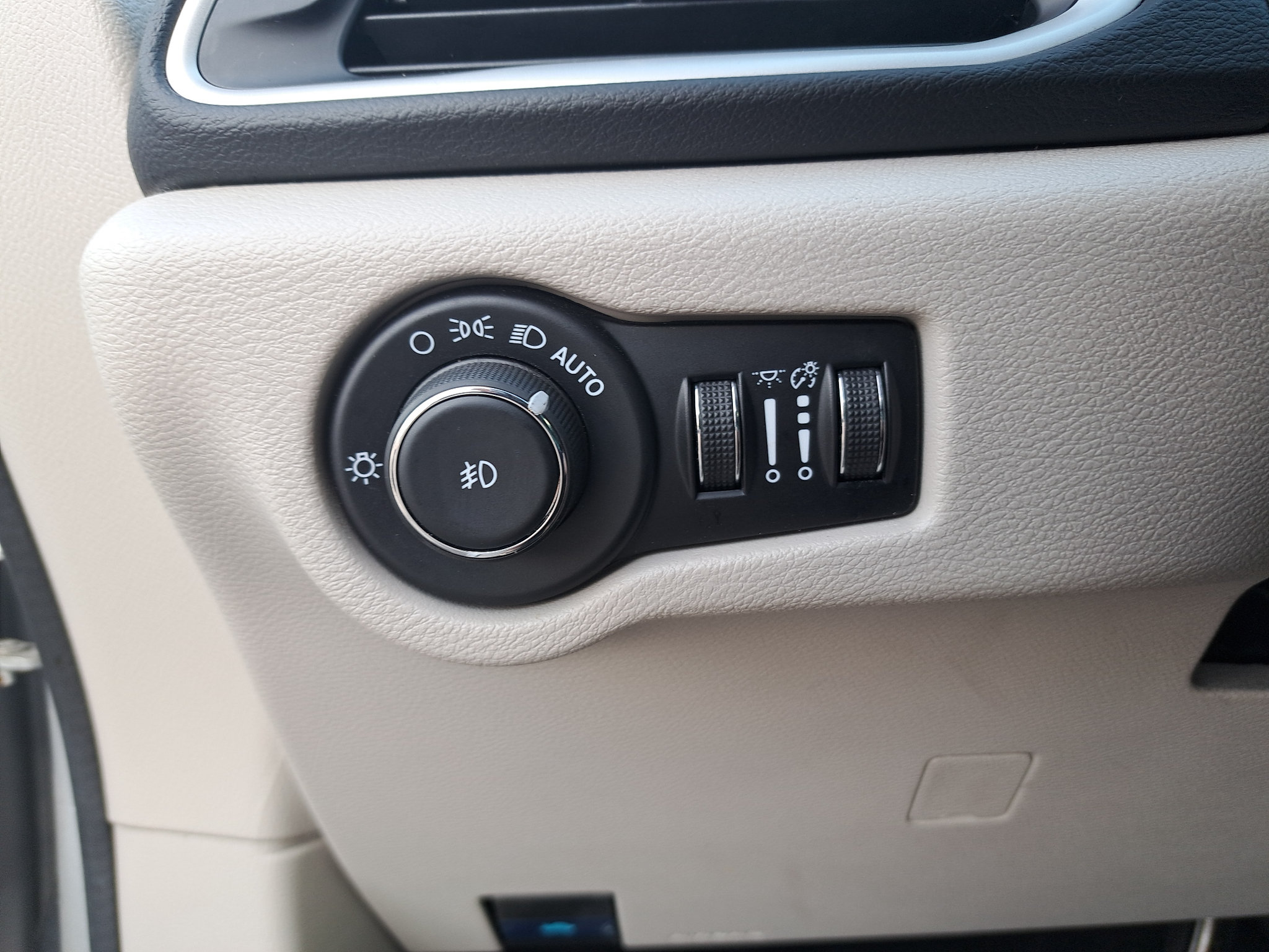 Used 2024 Chrysler Pacifica Touring-L FWD image 27