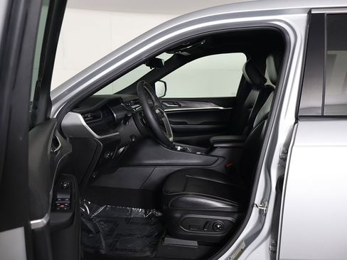 Used 2024 Jeep Grand Cherokee L Limited w/ Luxury Tech Group II image 34