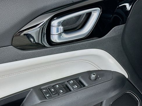 Used 2025 Jeep Compass Limited image 15