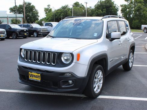 Used 2018 Jeep Renegade Latitude w/ Cold Weather Group AWD/4WD image 4