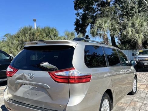 Used 2015 Toyota Sienna image 3