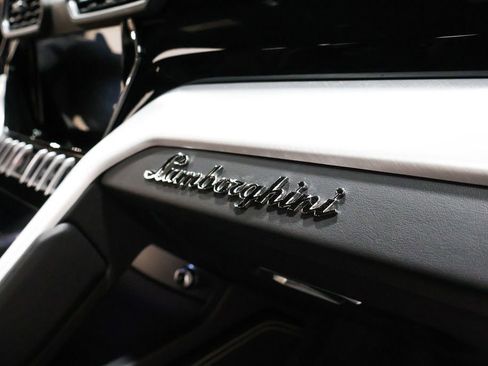 Used 2020 Lamborghini Urus image 37