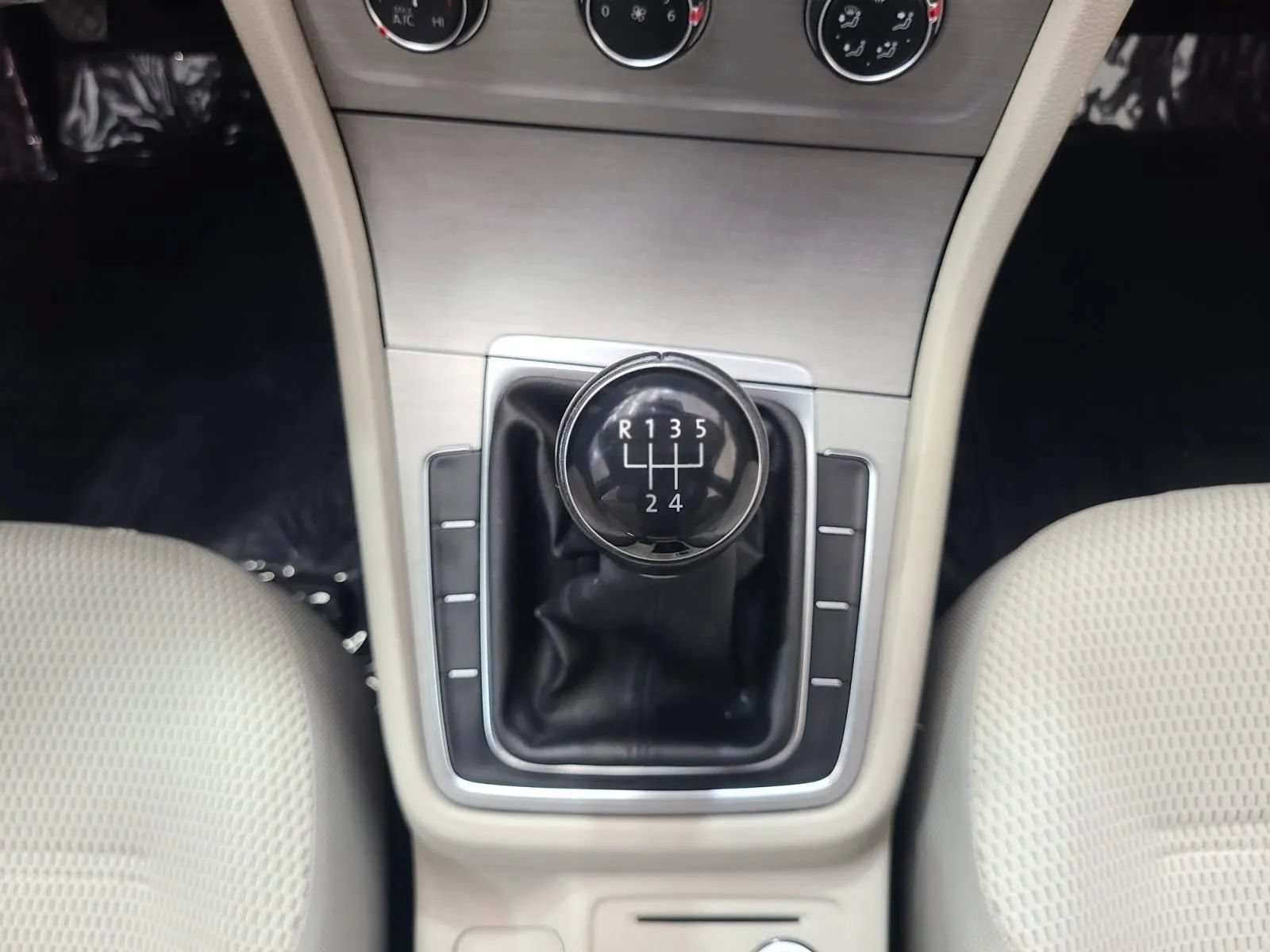 Used 2017 Volkswagen Golf S FWD image 16