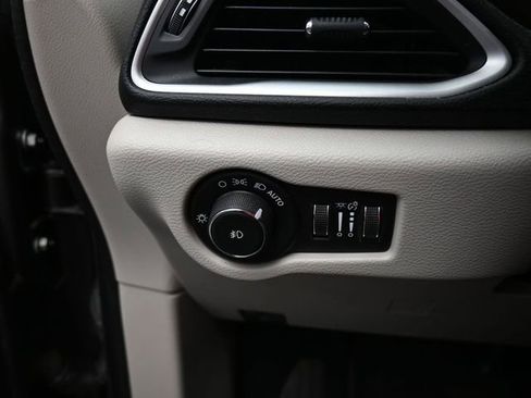 Used 2018 Chrysler Pacifica Touring-L image 18