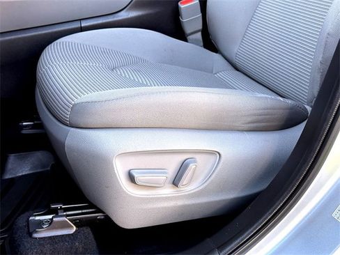 Used 2023 Toyota Highlander LE image 12