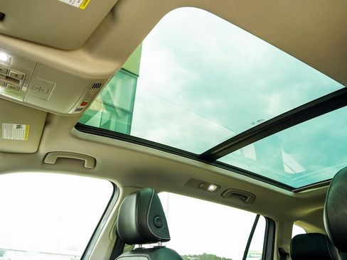 Used 2024 Volkswagen Tiguan Wolfsburg Edition image 35