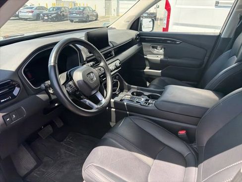 Used 2023 Honda Pilot Touring image 3