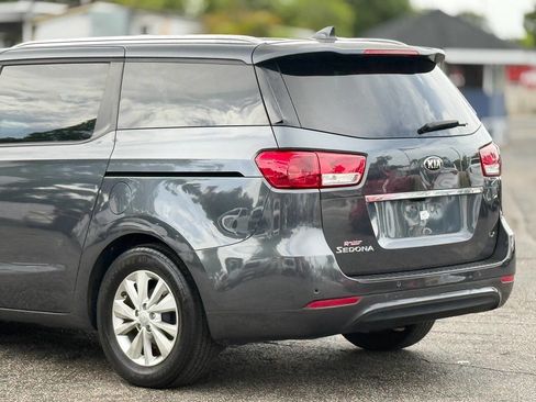 Used 2017 Kia Sedona LX w/ LX Essentials Premium Package FWD image 6