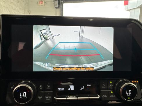 Used 2025 Toyota Highlander XLE AWD/4WD image 29
