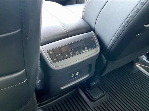 Used 2023 Nissan Pathfinder SL AWD/4WD image 12