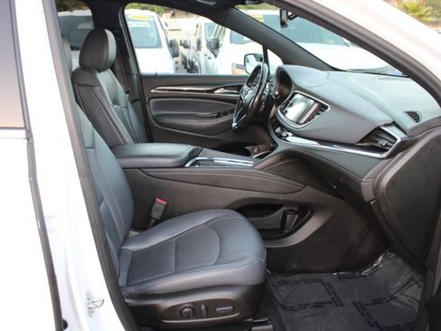Used 2022 Buick Enclave Essence image 9