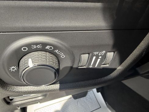 Used 2023 Jeep Grand Cherokee Laredo AWD/4WD image 13