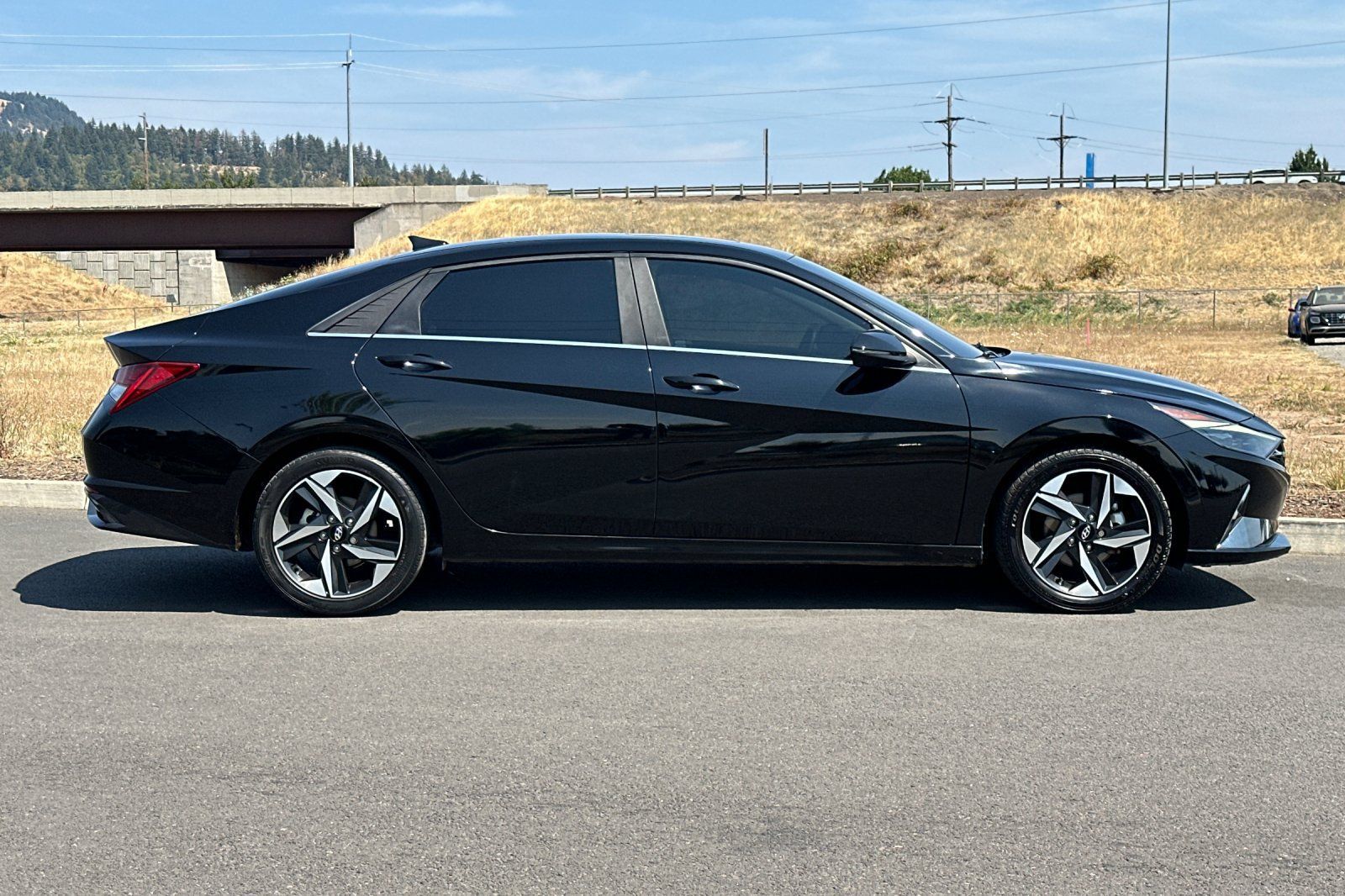 Used 2022 Hyundai Elantra Limited w/ Cargo Package FWD image 2