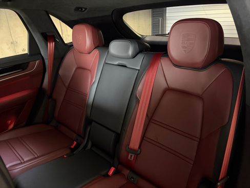 Certified 2026 Porsche Cayenne Turbo AWD/4WD image 33