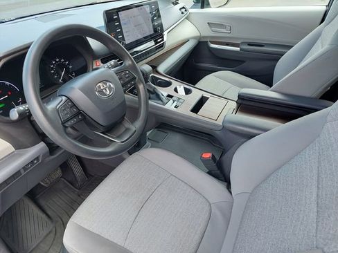 Used 2022 Toyota Sienna LE image 9