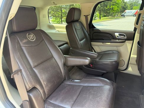 Used 2013 Cadillac Escalade Platinum RWD image 41
