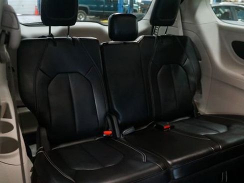 Used 2024 Chrysler Pacifica Touring-L image 49