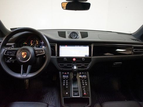 Certified 2025 Porsche Macan image 23