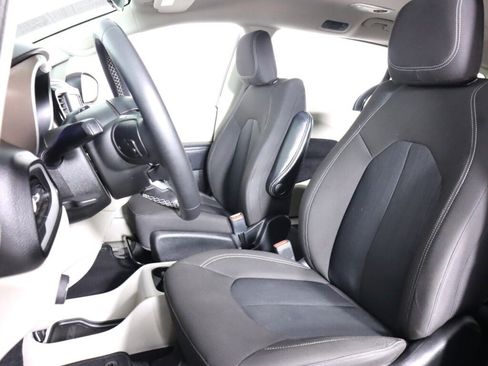 Used 2022 Chrysler Voyager LX image 31