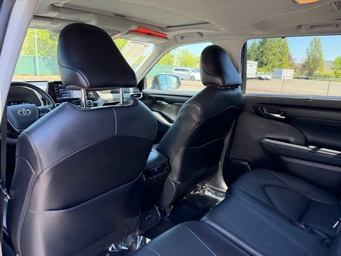 Used 2021 Toyota Highlander XLE AWD/4WD image 30