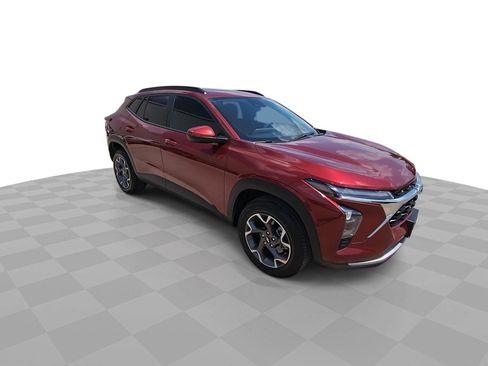 Used 2024 Chevrolet Trax LT w/ LT Convenience Package FWD image 2