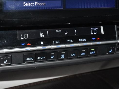 Used 2024 Toyota Sienna XLE FWD image 13