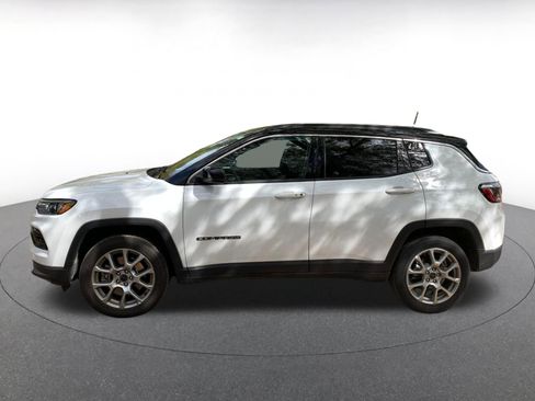 Used 2025 Jeep Compass Limited image 4