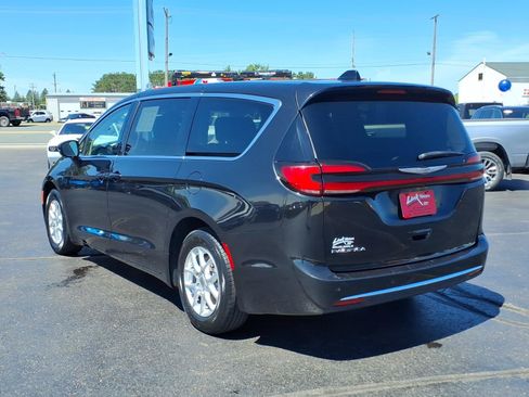 Used 2024 Chrysler Pacifica Touring-L FWD image 6