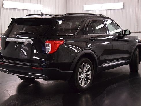 Used 2023 Ford Explorer XLT w/ Equipment Group 202A image 7